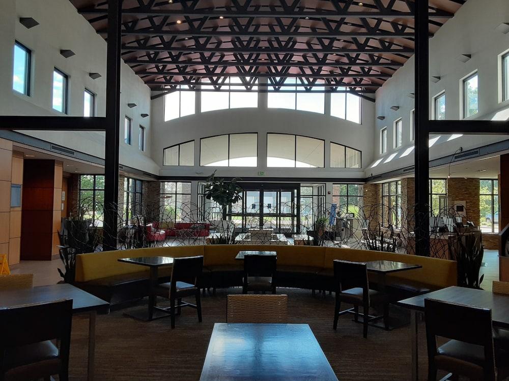 Embassy By Hilton Detroit Metro Airport 3*