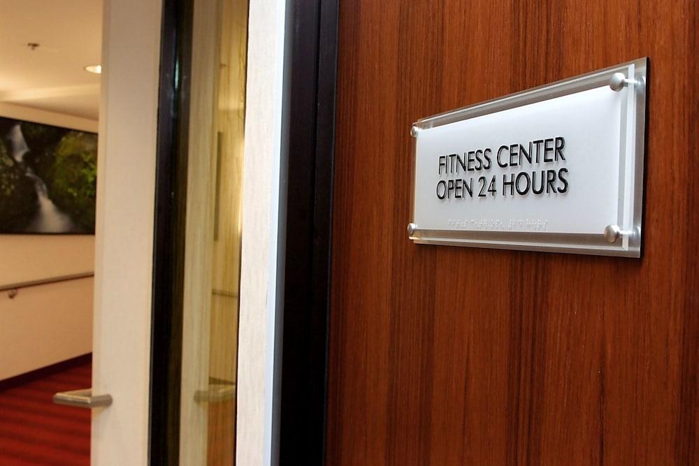 Hotel Embassy By Hilton Detroit Metro Airport