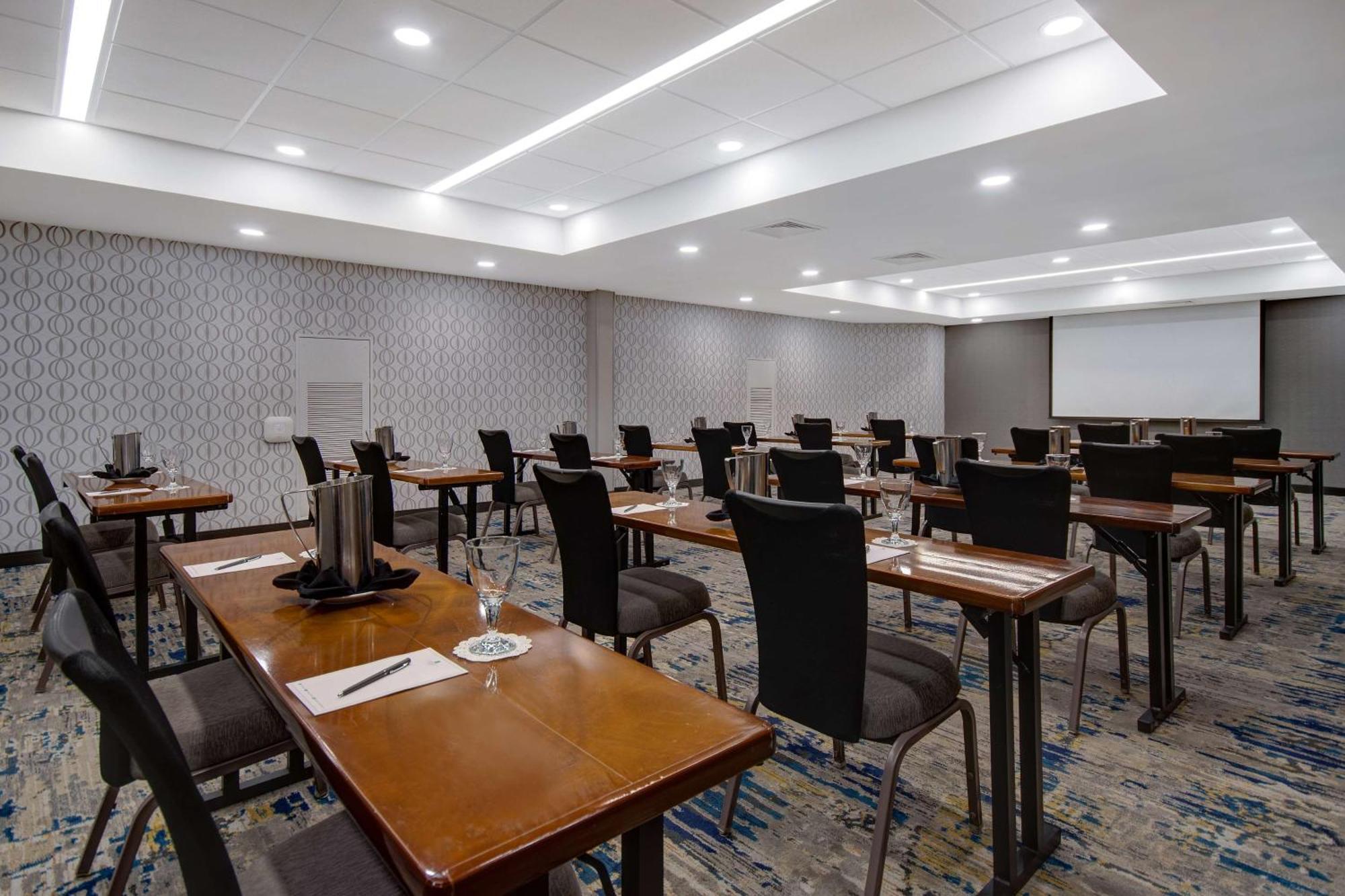 Hotel Embassy By Hilton Detroit Metro Airport Romulus