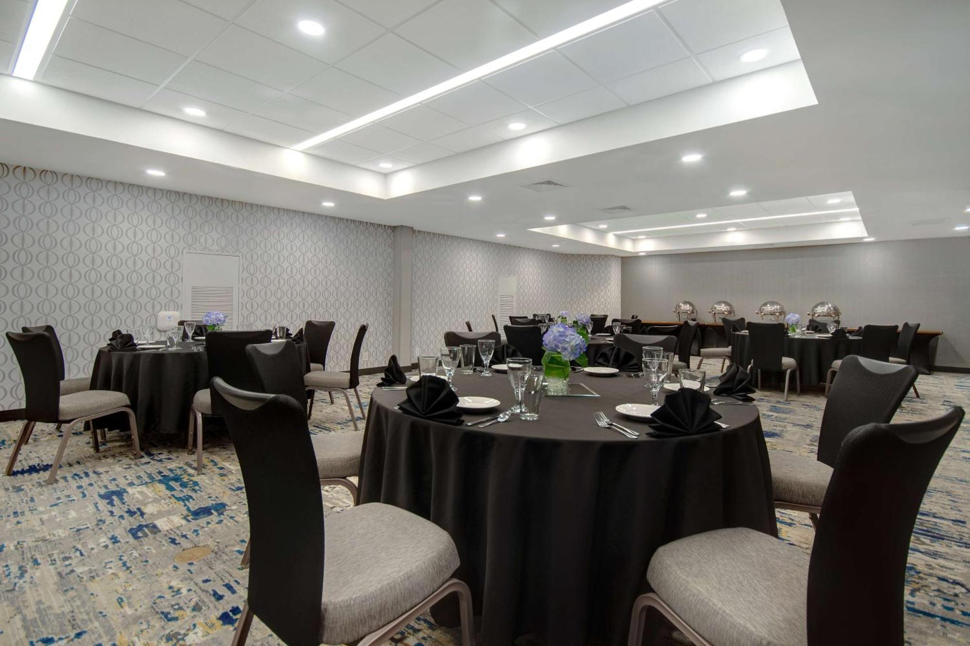 Hotel Embassy By Hilton Detroit Metro Airport Romulus