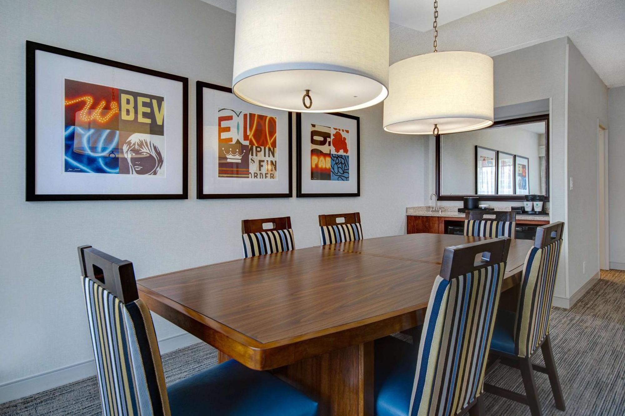 Hotel Embassy By Hilton Detroit Metro Airport 3*