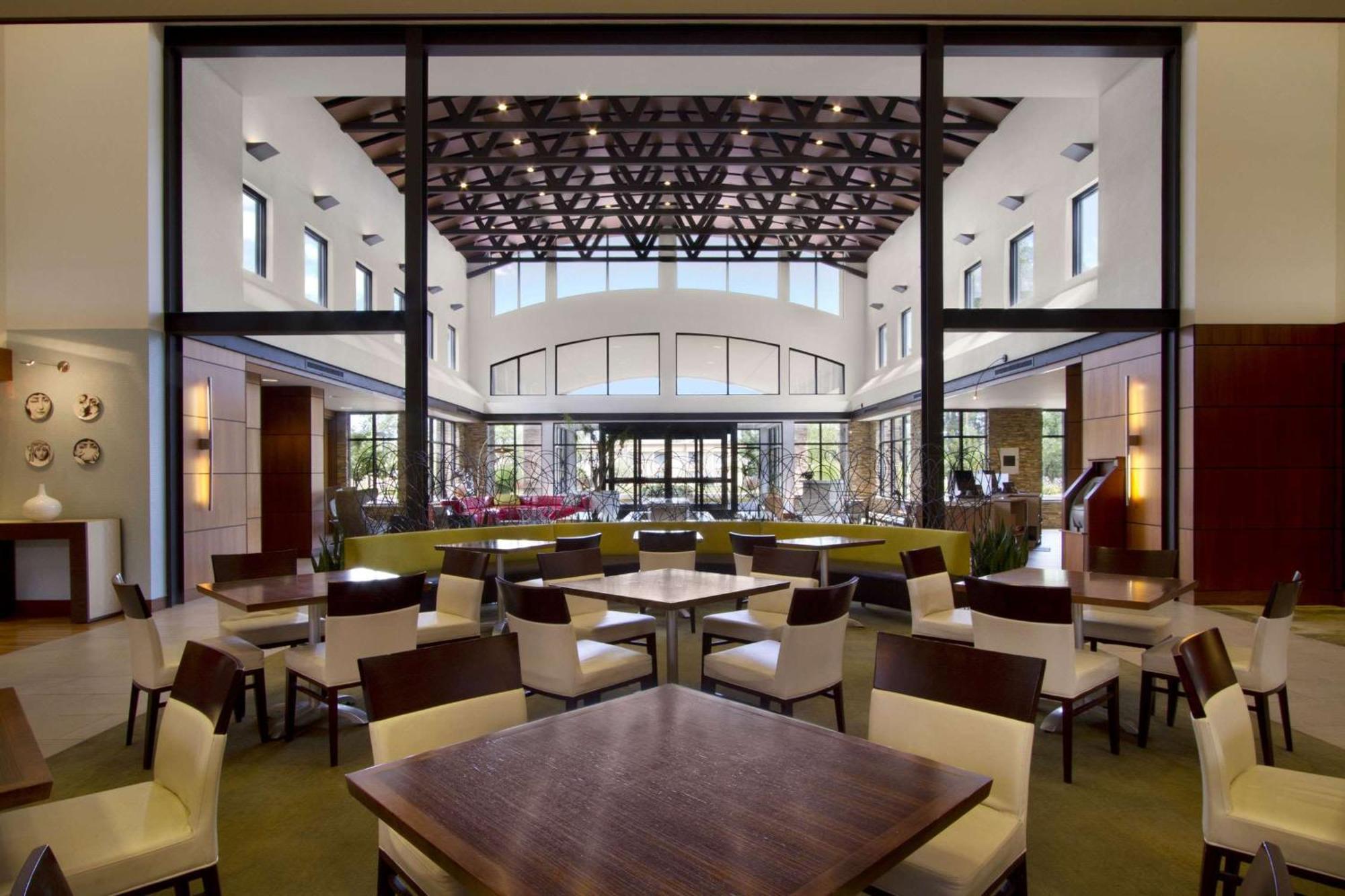 Hotel Embassy By Hilton Detroit Metro Airport 3*