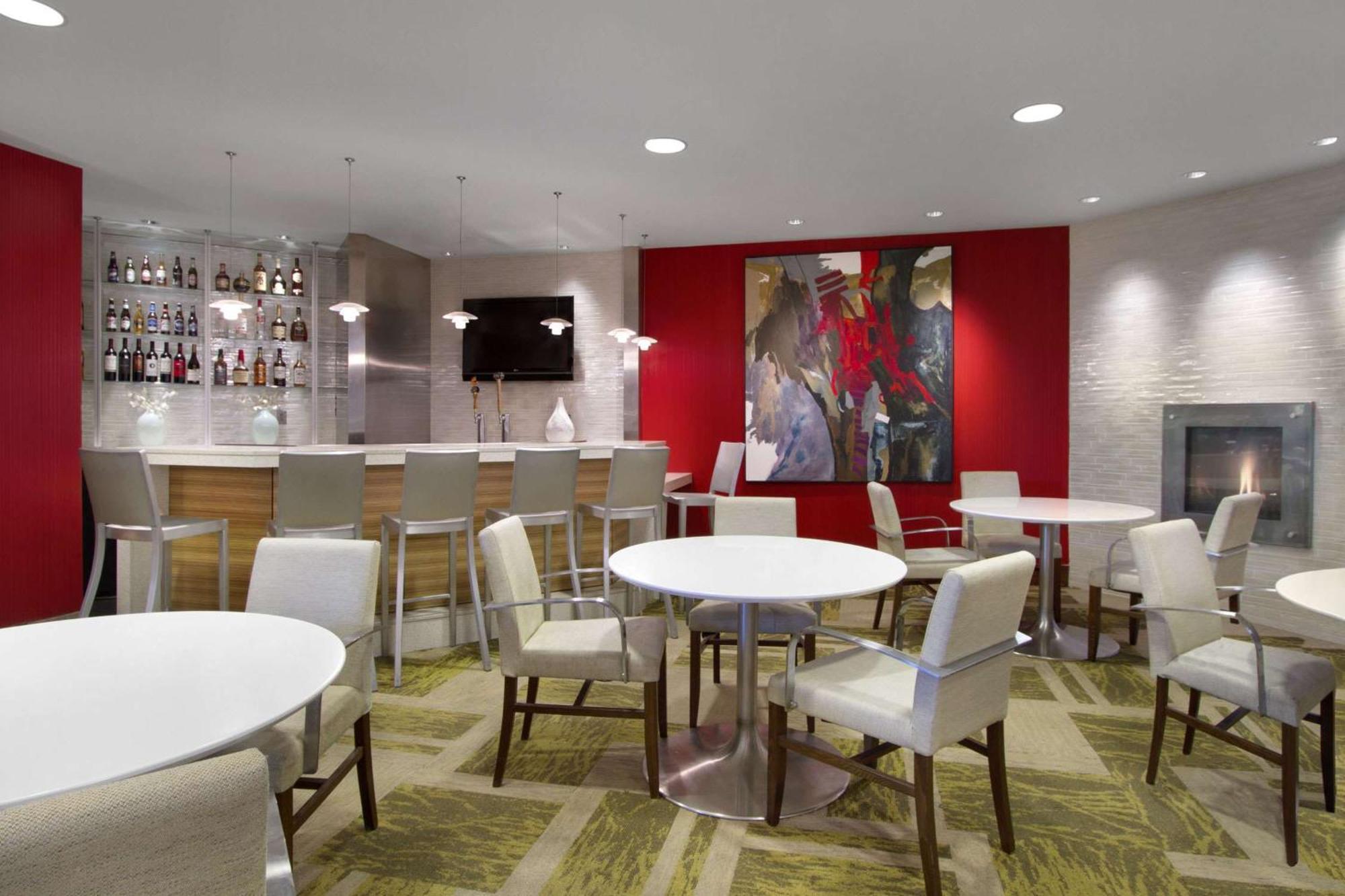 Embassy By Hilton Detroit Metro Airport Hotel 3*