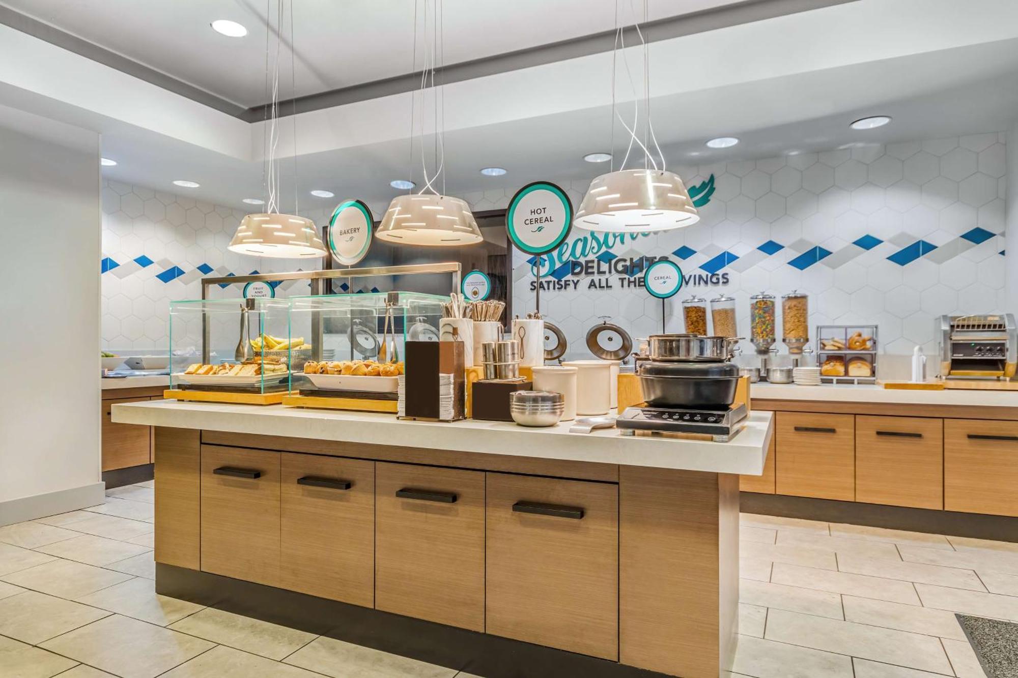 Hotel Embassy By Hilton Detroit Metro Airport