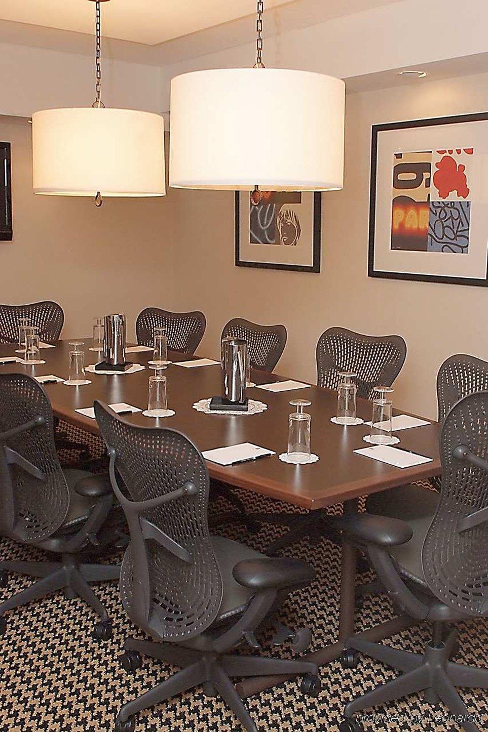 Hotel Embassy By Hilton Detroit Metro Airport 3*