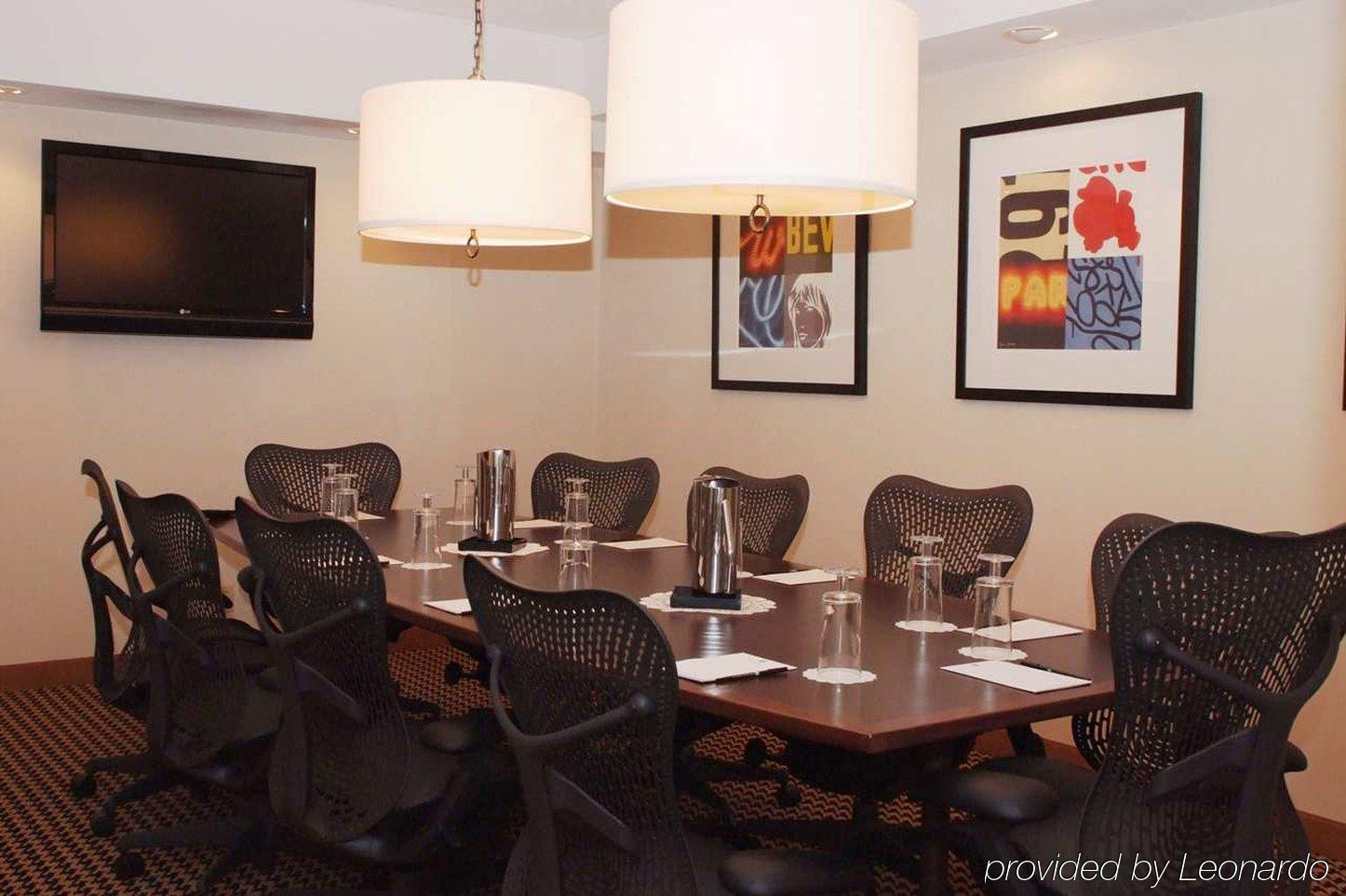 Hotel Embassy By Hilton Detroit Metro Airport 3*