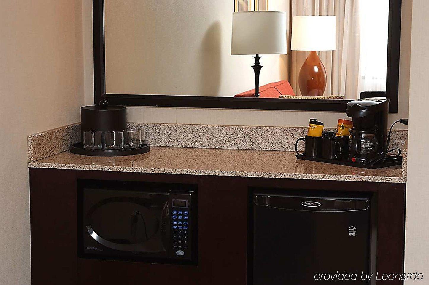 Hotel Embassy By Hilton Detroit Metro Airport