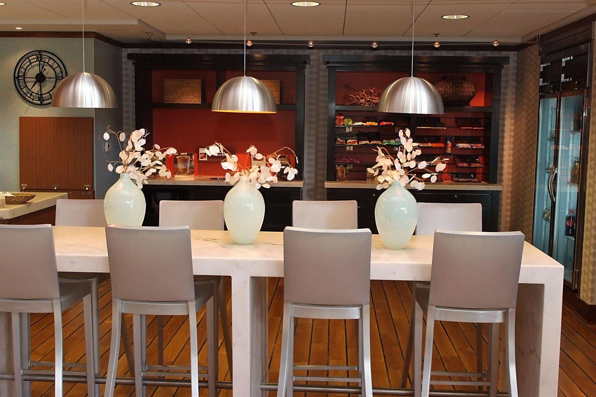Hotel Embassy By Hilton Detroit Metro Airport Romulus