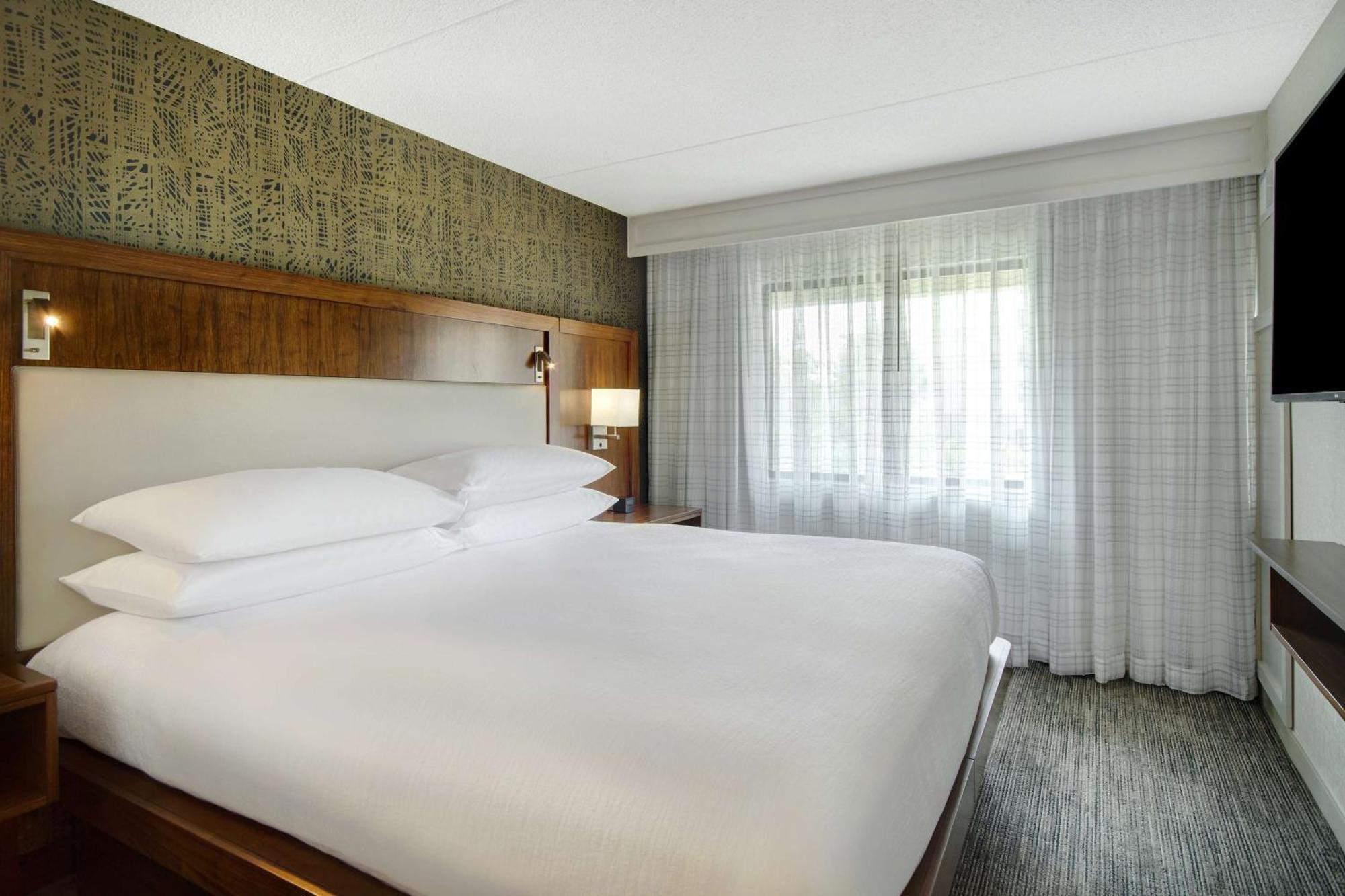 Hotel Embassy By Hilton Detroit Metro Airport 3*