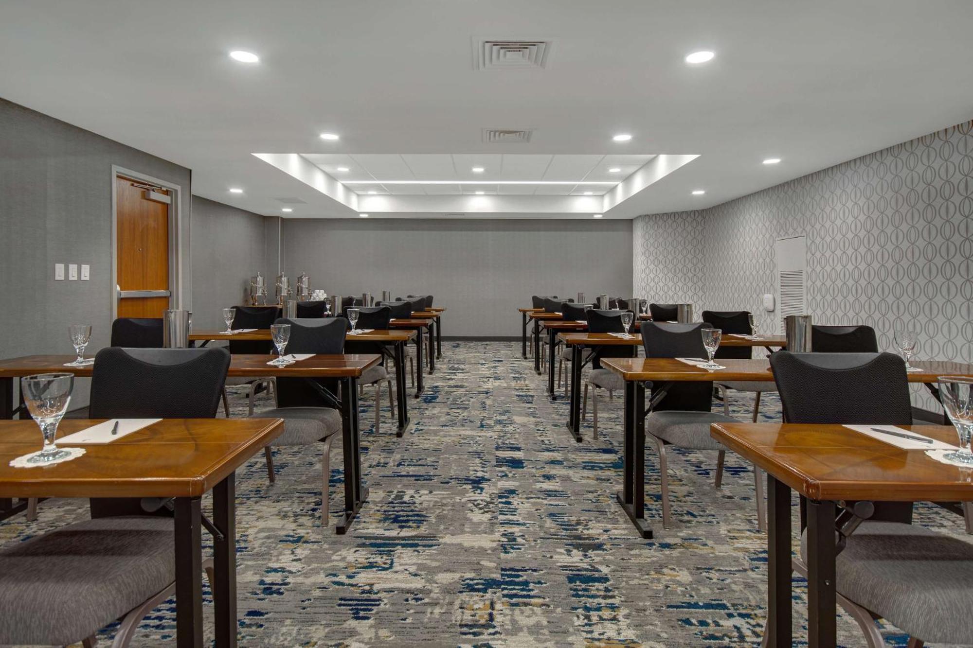 Hotel Embassy By Hilton Detroit Metro Airport 3*