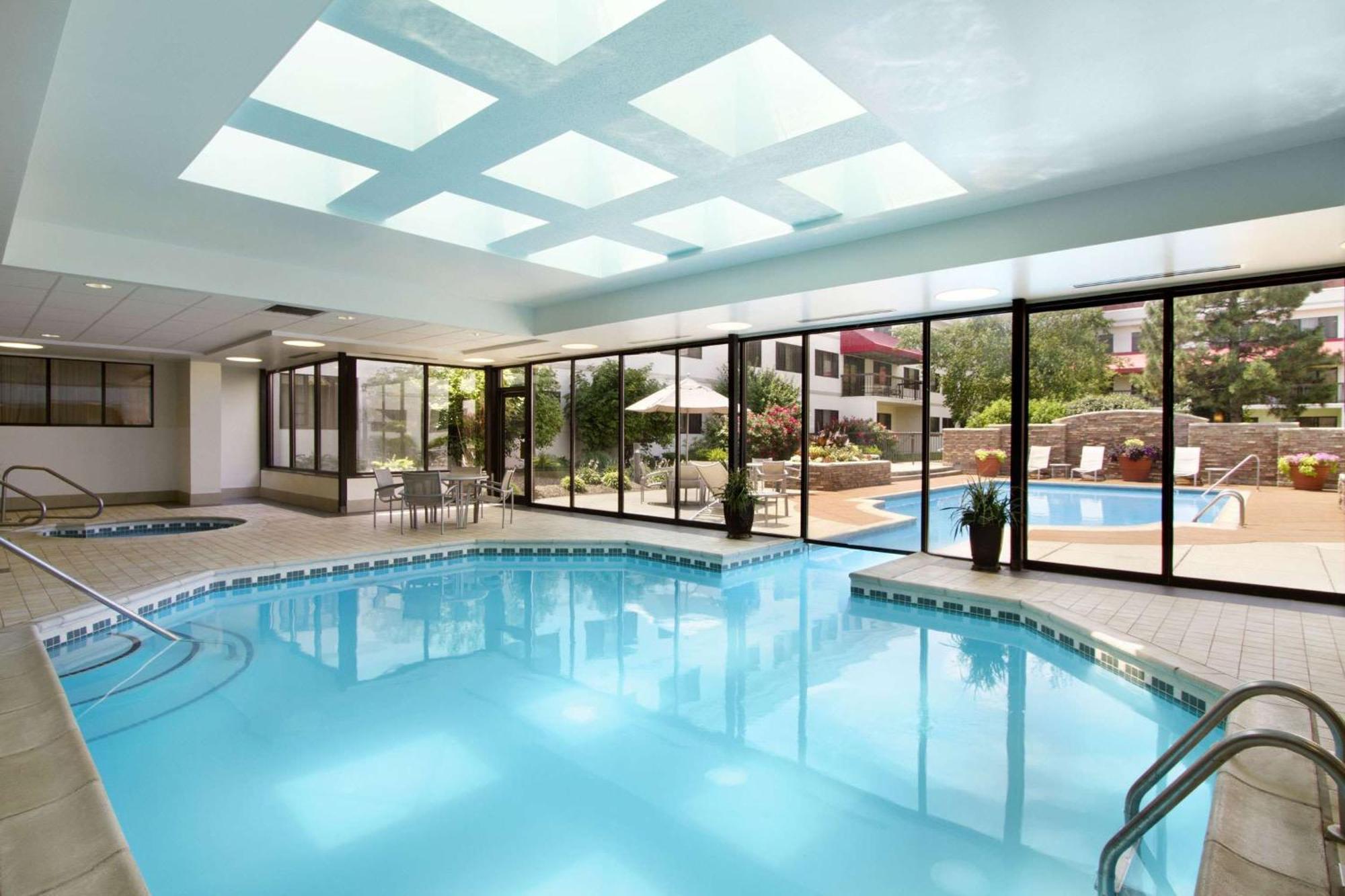 Hotel Embassy By Hilton Detroit Metro Airport 3*