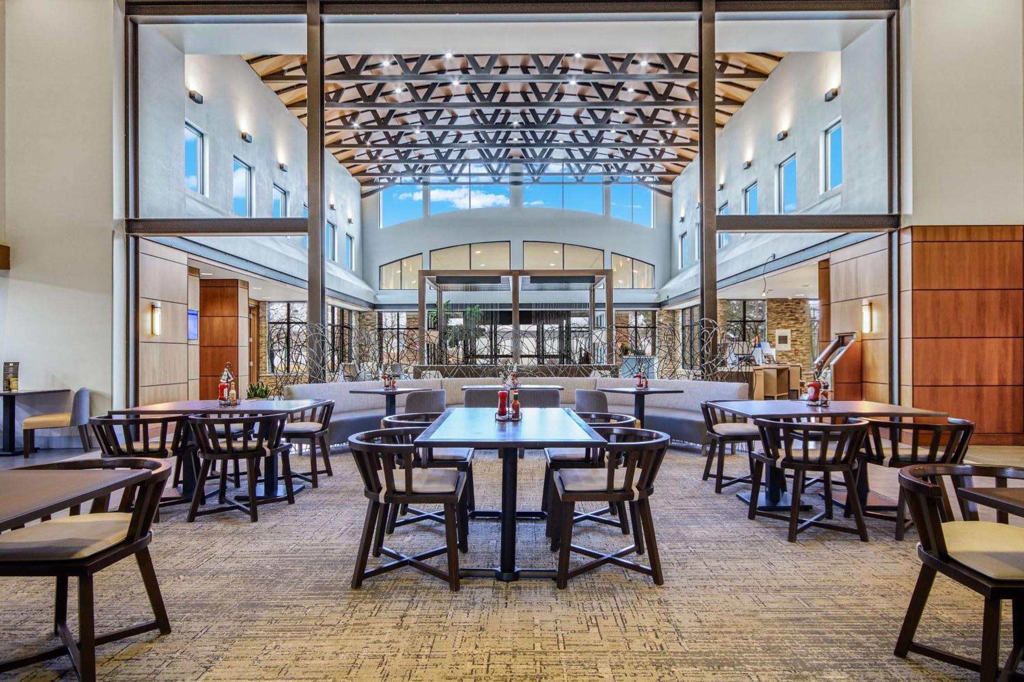 Hotel Embassy By Hilton Detroit Metro Airport
